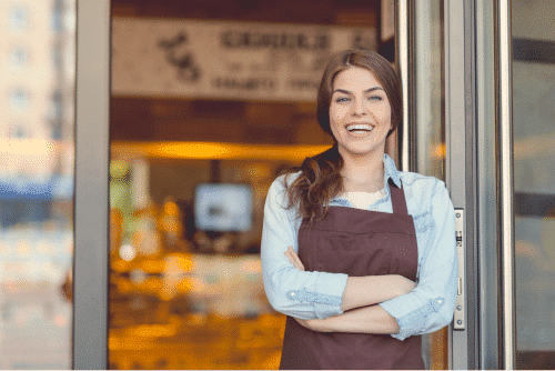 Pequena empresária feliz com a abertura de sua empresa 